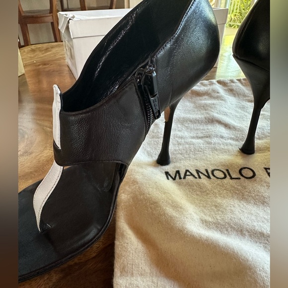Manolo Blahnik Black Open-Toe Heels with White Leather Strip. Size 35.5 - Picture 6 of 10